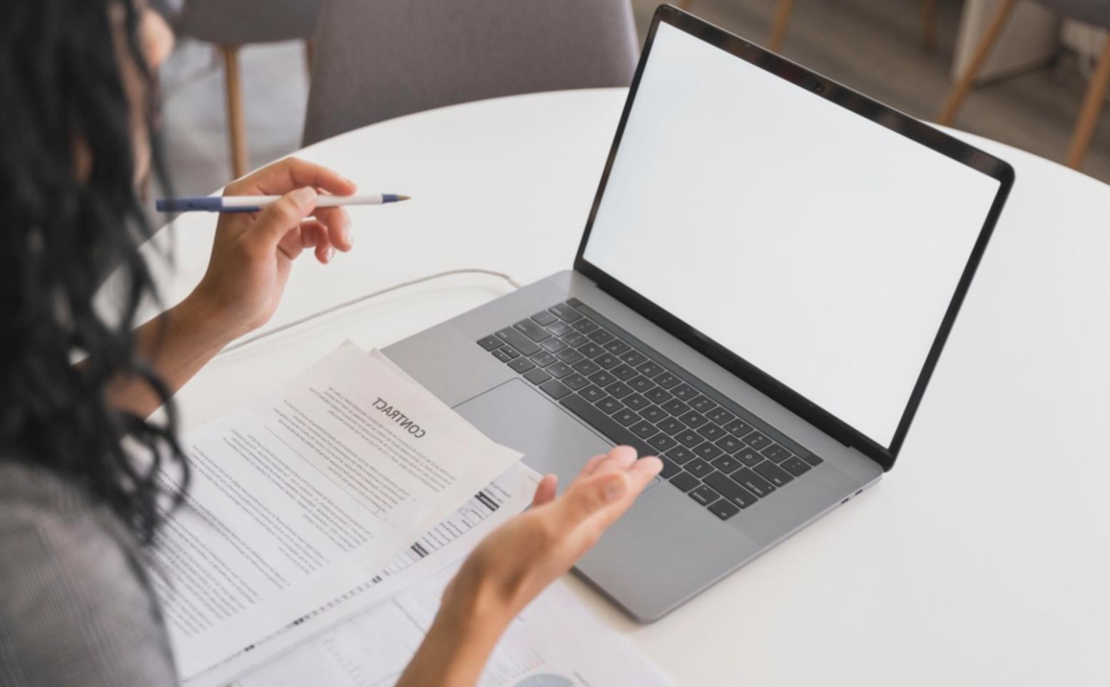 Análisis de datos financieros en entorno empresarial profesional