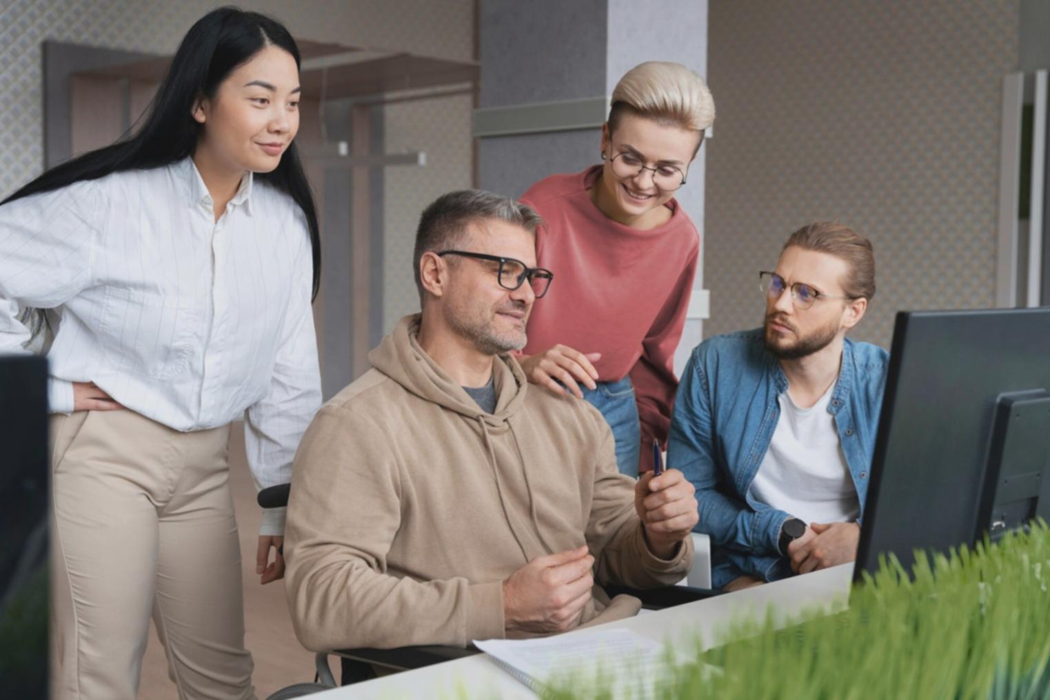 Equipo de marenqolysta trabajando en análisis financiero en oficina de Gijón